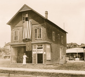 House with Flag in Asburg Park 1912