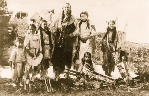 Hunting Horse and daughters  1908