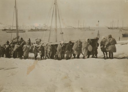 Japanese bringing beams ashore  1904