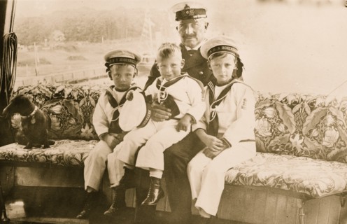 Kaiser and grandchildren nown