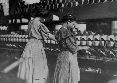 Lincoln Cotton Mill, Evansville, Ind. Young Girls at Spoolers 1908