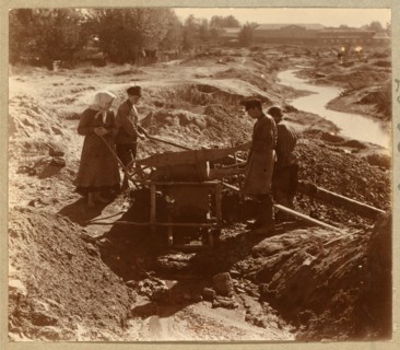 Miners washing gold-bearing sand. [Berezovski] 1910