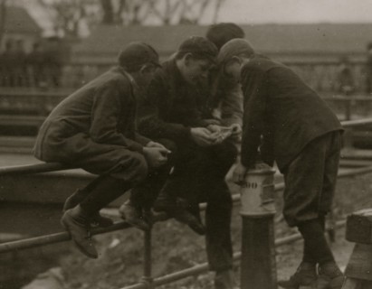 Noon-hour card game--Mill Boys. Pacific Mills. 1910