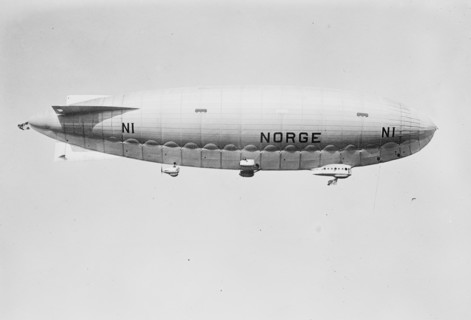 Norge Leaving Hanger (blimp)
