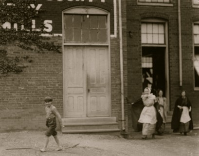 One of the smallest workers in Walker County Hosiery Mills,  1913