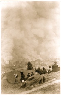 People sit on hill overlooking the Fires after the earthquake 1906