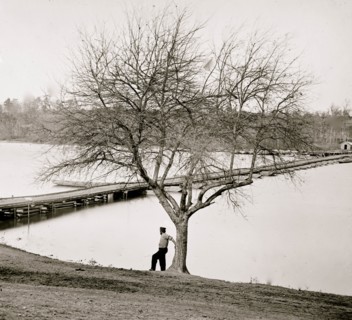 Pontoon bridge across the James River 1864