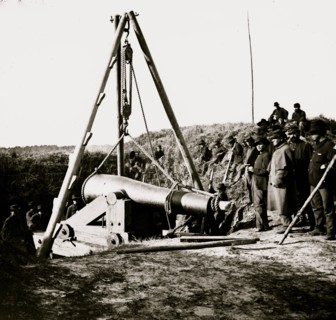 Savannah, Ga., vicinity. Army engineers removing 8-inch Columbiad gun from Fort McAllister 1864