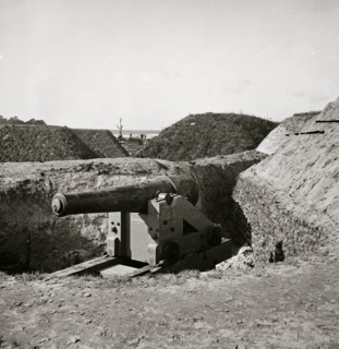 Savannah, Ga., vicinity. Confederate gun at Fort McAllister 1864