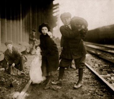 Stealing coal from railroad coal-yard. 1917