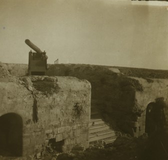The only woman soldier, killed here a few hours later 1905