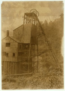 Tipple & Elevator into shaft. Leads down to mine 200 ft. below.  1908