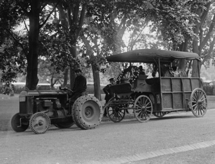 Tony Tom Mix's horse drawn by tractor, 1925