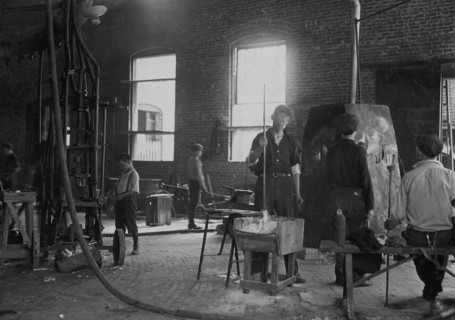 Upton Stopper Co., Morgantown, W. Va. Plenty of Small Boys  1908