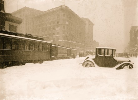 Washington DC Blizzard in 1922, Trolleys all stuck and lined up 1922
