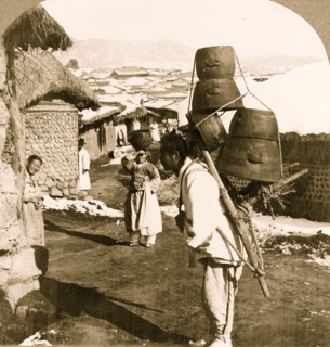 Peddlers Sell Pottery in Korea 1906