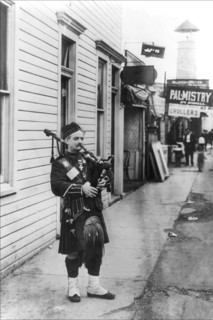 Scottish Bagpiper 1900