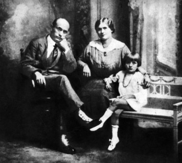 1920 Benito Mussolini with his wife Rachele and his daughter Edda