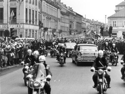 Warsaw citizens cordially welcomed the g,d,r, representatives (incl, walter ulbricht) on 14 march 1967, lining the streets from warsaw central station to wilsaniv, residence of the g,d,r, guest.
