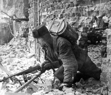 A hot meal for the men, stalingrad january 1943.