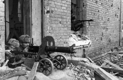 World war 2, battle of stalingrad, soviet guardsmen firing on german automatic riflemen, december 1942.