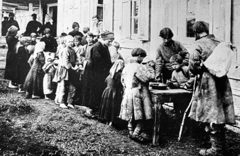 Russian peasants lined up at soup kitchen set up by s, vishnyakova in the novaya sloboda village in the lukoyanvsk district, 1800s.