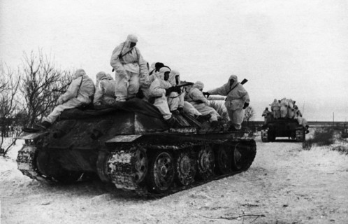 Battle of stalingrad, soviet t-34 tanks and infantry advancing on stalingrad from the south, february 1943.