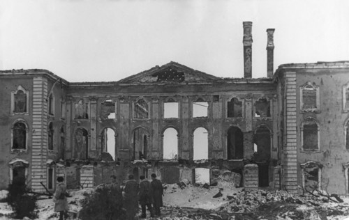 Red army soldiers in ruins of peterhof palace (petrovorets), leningrad region, ussr, the palace was destroyed by the retreating german army, world war 2.
