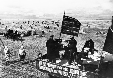 The district newspaper 'collective farmers' is being produced in the fields of the 'lenin's way' collective farm in the village of vilshanka in the shashkovsky district of the kiev region in ukraine i...