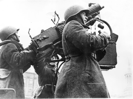 Battle for moscow, 1941, anti-aircraft machine gun in a moscow street.