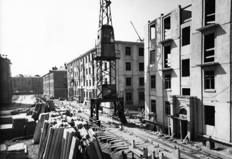 Assembly of apartment buildings from factory-made parts in khoroshevskoye highway, moscow, ussr, 1951.