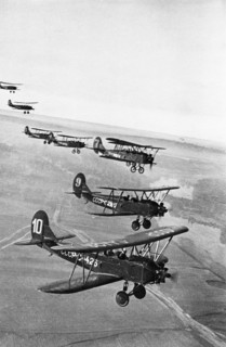 Workers of the molotov automobile works in gorky (nizhni novgorod) learn to fly at the plant's air club, the planes are polikarpov po-2 (u-2) trainers, 1940.