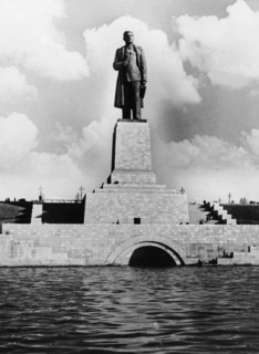 Monument to joseph stalin erected at the entrance to the lenin volga-don shipping canal, 1952.