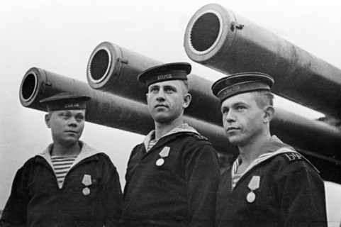 Red banner baltic fleet, gunners of the cruiser 'kirov', october 1943.