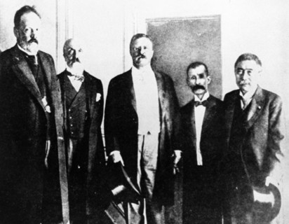 Count sergei yulyevich witte (left) with theodore roosevelt (center) in 1905.