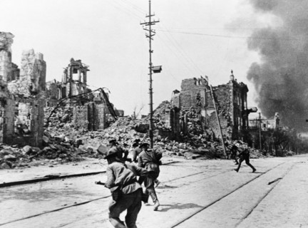 World war 2, naval infantrymen of the soviet black sea fleet driving the germans out of ruined buildings in sevastopol, crimea, 1944.