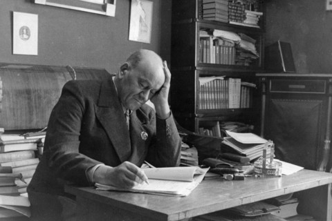 40th anniversary of the gorky academic art theater of the ussr in moscow, people's artist of the ussr, leonid leonidov, at work on his production of maxim gorky's play 'dostigayev and others', october...