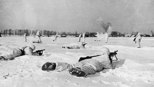 Red army automatic riflemen in an offensive against the village 's' on the western front.