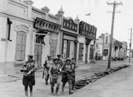 Operation august storm (battle of manchuria), automatic riflemen of the red army units of the trans-baikal front in the streets of captured hailar, manchuria, august 1945.