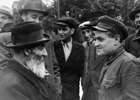 Soviet lieutenant i, falkovich speaking with a jewish resident of ternopil, western ukraine, october 1939, the soviet army entered the village a month earlier.