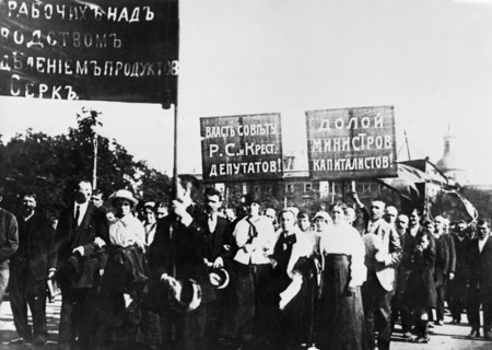 Petrograd workers during the july demonstration in 1917.