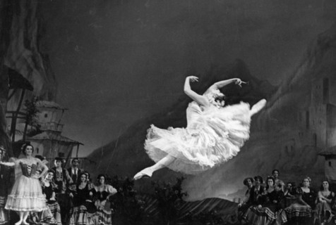 Soviet ballet dancer, marina kondryateva, in the title role in laurencia, alexander krein's ballet based on a play by lope de vega, 1950s (?).