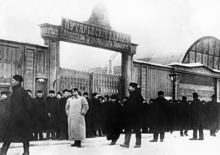 Striking workers of the putilov factory outside the gates of the plant in petersburg, russia during the 1905 revolt.