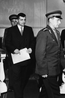 U2 spy plane pilot francis gary powers at his trial in moscow, ussr, august 1960, with guards.
