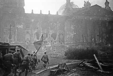 Red army soldiers carrying their battle standard storm the reichstag, berlin, 1945, world war 2.