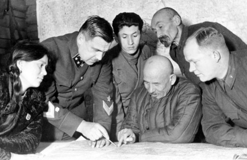 December 31, 1942 a delegation of the working people of uzbekistan arrived at the western front with new year's presents for the red army men, lieutenant-general govorov acquainting delegates with the...