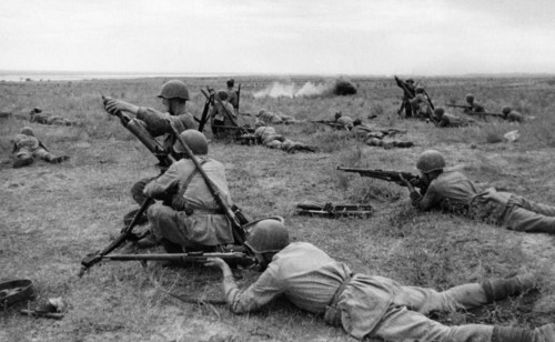 Soviet trench mortar men fighting in the don valley, september 1942.