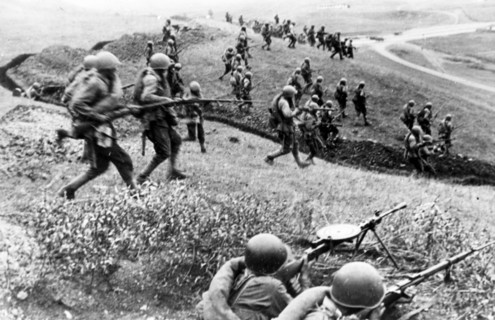 Red army men counter-attacking the enemy lines in the area of mozdok, 1942.