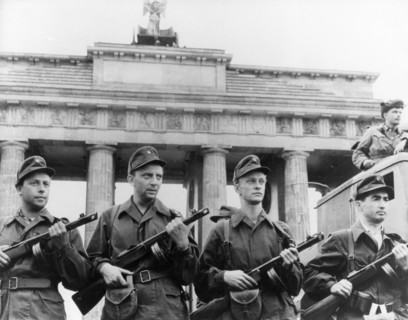 Berlin workers militia protecting the gdr state border to west berlin at the brandenburg gate, august 13, 1961.