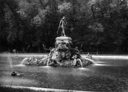 Neptune fountain in peterhof near leningrad c, 1930's (credit: sovfoto/eastfoto).